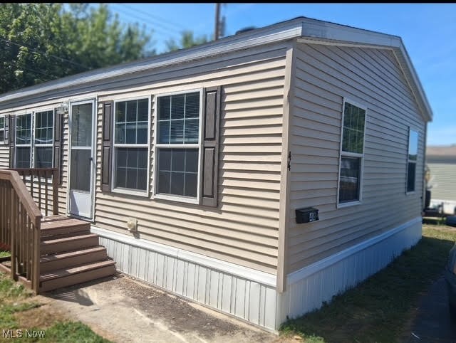 2019 Advantage mobile home located in Highland Mobile Home Community. New flooring throughout home. Refrigerator, stove, and dishwasher included. This home has 3 beds/2 baths. Water and sewer are metered. Trash is included in lot rent.