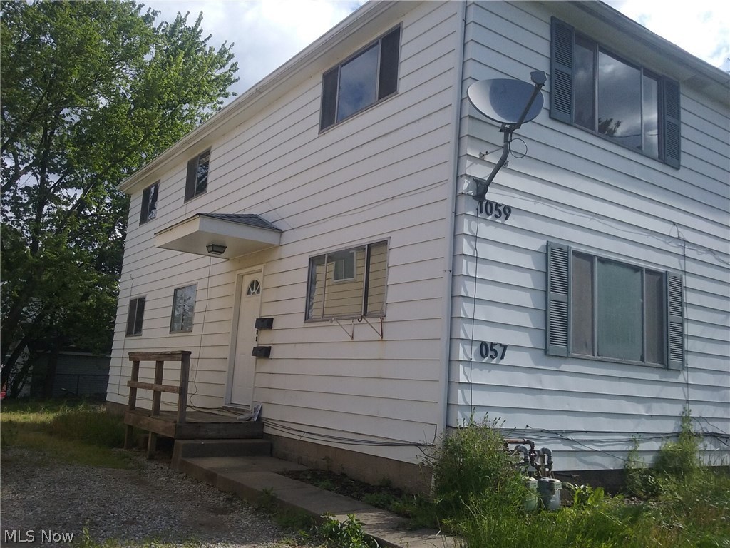 Three bedroom unit with newly remodeled bathroom, dining room, washer dryer hook up in apartment, and all brand new appliances. Nice roomy apartment in duplex tucked away on dead end road. Rent $575, deposit required, application required, immediate occupancy available.