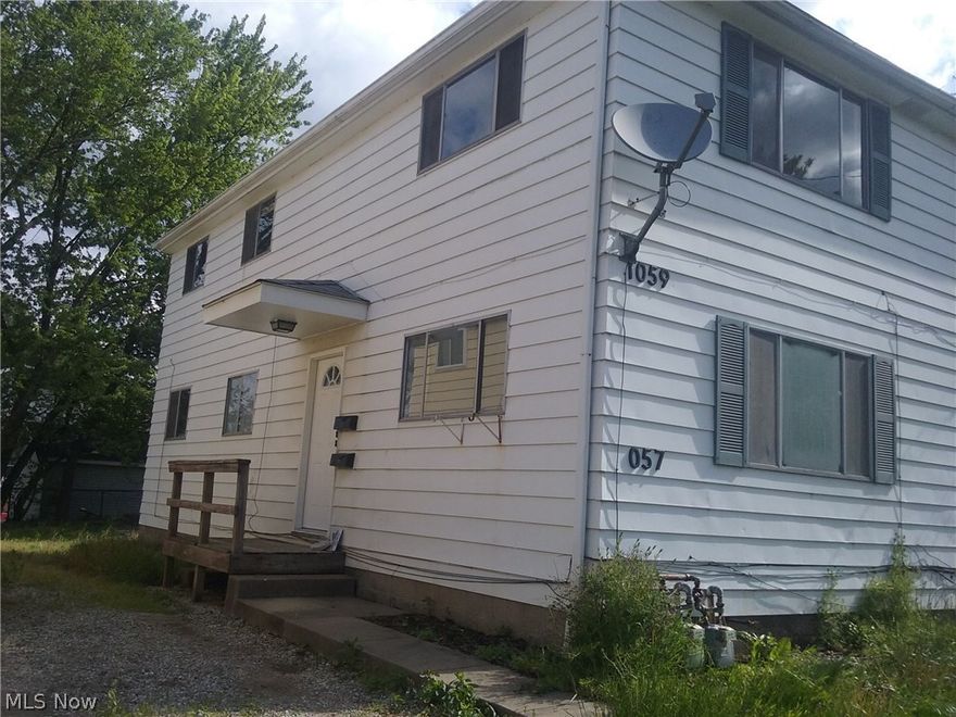 Three bedroom unit with newly remodeled bathroom, dining room, washer dryer hook up in apartment, and all brand new appliances. Nice roomy apartment in duplex tucked away on dead end road. Rent $575, deposit required, application required, immediate occupancy available.