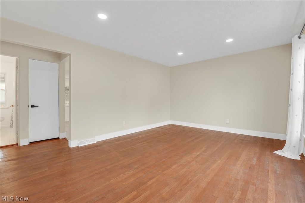 Photo of 29050 Edgewood Drive, Willowick, OH 44095 (MLS # 5209643)