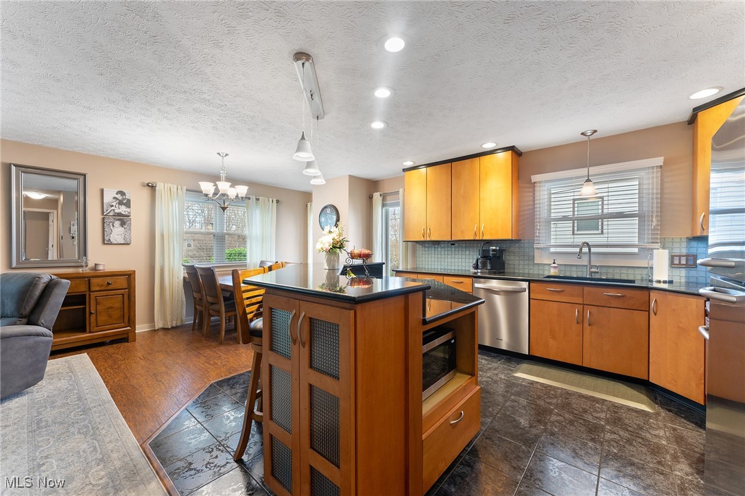 649 Wendemere Drive, Hubbard, Ohio image 8