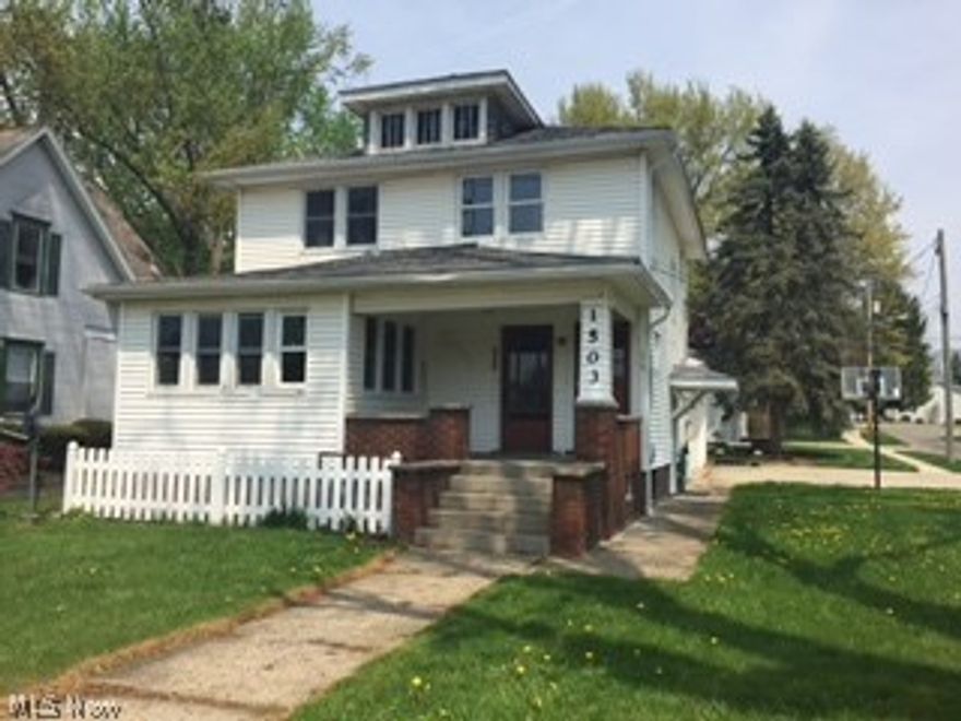 4br/2ba home in a great Orrville location.   Newer roof and windows. Can easily be set up as a duplex.