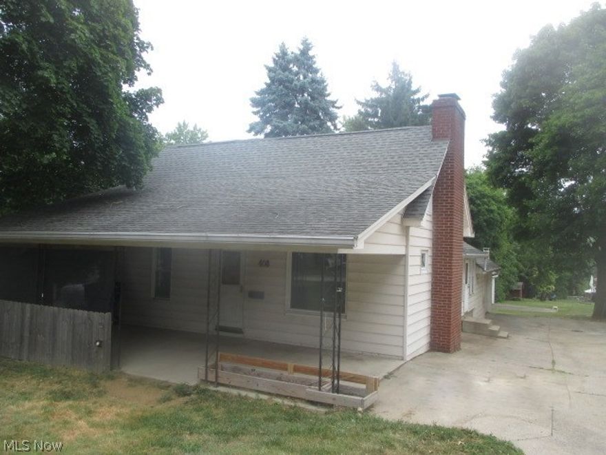 Cozy bungalow located in a quiet area in Wadsworth. 3 bedrooms, living room with a fireplace. Double concrete driveway. Full walkout basement. Don't miss this one!! Just needs your own finishing touches.