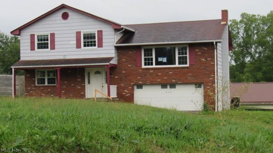 This three bedroom split entry  home has major potential. Bring your remodeling ideas and this house is ready to go! This home has all the charm and potential you are looking for. Call today for your showing!