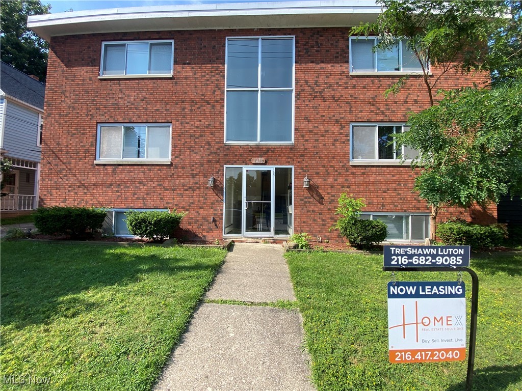 Cozy & Convenient Lakewood Living!
Step into this inviting 2-bedroom, 1-bath apartment located in the heart of Lakewood! This well-maintained unit features cozy carpeted floors, a spacious living area, and a bright, functional kitchen. Enjoy the convenience of on-site laundry, off-street parking, and a pet-friendly community.
Located just minutes from Lakewood’s top dining, shopping, and parks—this apartment offers the ideal blend of comfort and location.