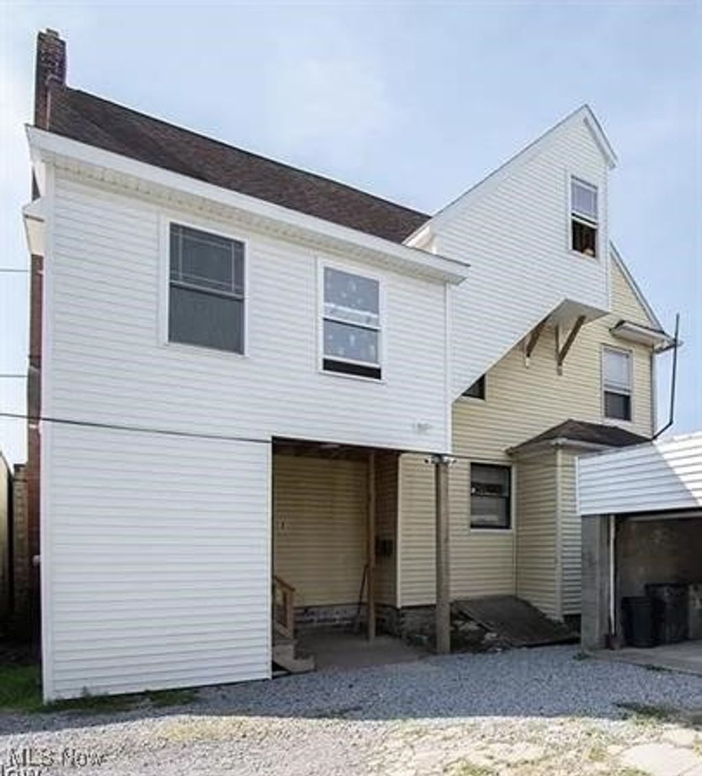 Photo of 4 Lafayette Avenue, Niles, OH 44446 (MLS # 5174328)