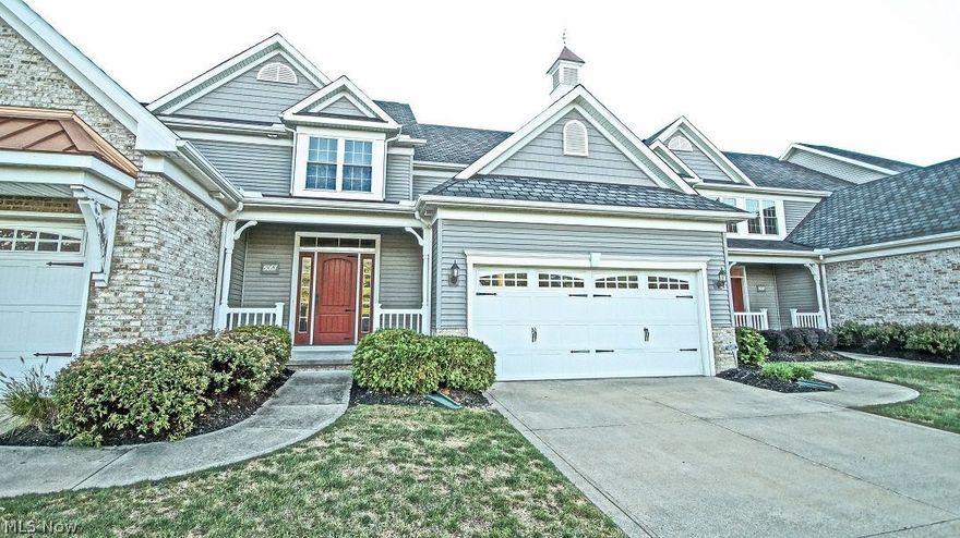 Beautiful cape cod style condominium.  Great with with vaulted ceilings, fireplace.  Opens to wonderful kitchen, all appliances are included.  There are  2 1/2 baths and a first floor master suite with a whirlpool tub.