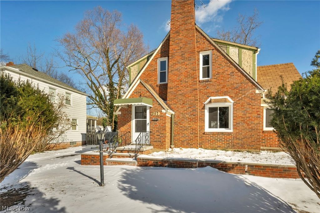 Photo of 257 E 270th Street, Euclid, OH 44132 (MLS # 5185474)