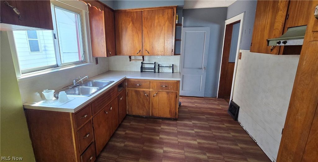 Photo of 647 Columbia Avenue, Akron, OH 44310 (MLS # 5208615)