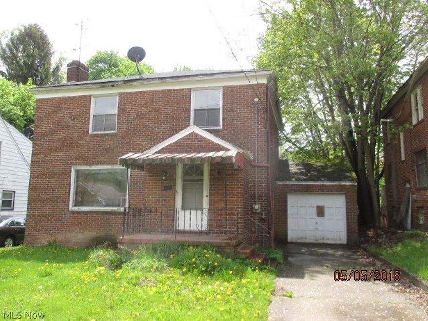 This is a single-family, 2 story home located at 45 Roslyn Dr. Youngstown, OH (North). Has nice living room, dining room and 3 bedrooms, 1 bath (on 2nd floor), approximately 1,606 square feet. Built in 1949. $730 monthly! $595 security deposit due at signing of lease. First months rent, utilities in Tenant's name and Renter's Insurance due when picking up keys.  1 year lease.