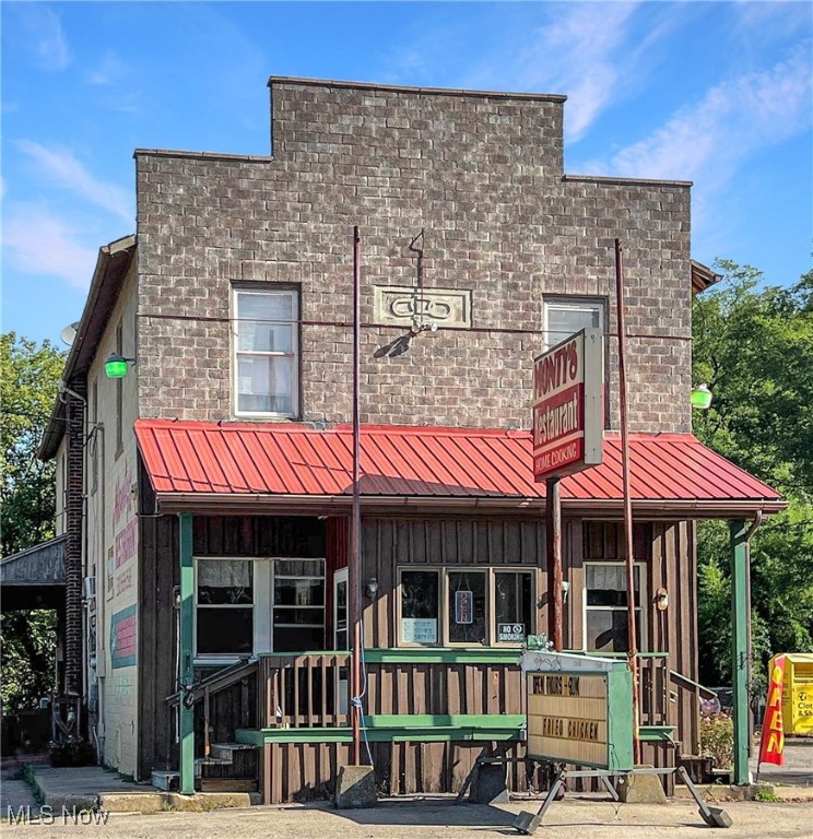 Attention Investors and Entrepreneurs: This mixed-use property is located on the west side of the Mosquito Lake Causeway and features a popular restaurant with a 3 bed, 1 bath upper-level apartment that can be leased or owner-occupied.
Keep it as a restaurant or convert it to meet your needs, whether that's a Pizza Shop, bakery, doughnut shop/coffee shop, or another exciting venture. The lower level once served as a bait shop that sold hunting and fishing licenses to residents and vacationers. The restaurant equipment and display cases will convey with the property. DON'T MISS THIS OPPORTUNITY. SELLER FINANCING NOW AVAILABLE!
