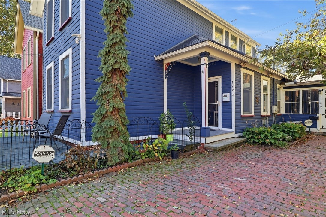 1726 W 31st Place