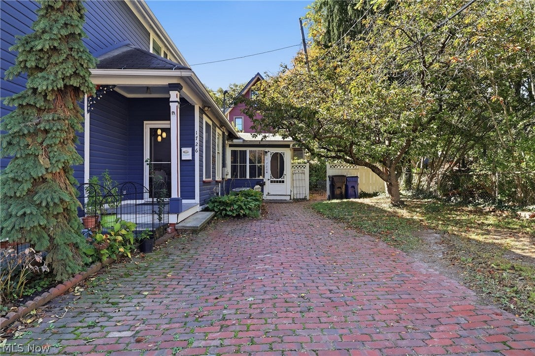 1726 W 31st Place