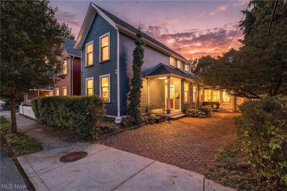 1726 W 31st Place