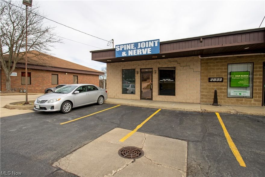 Office or Retail Space. 1,500 SF, Owner will build to suit for new lease. High visibility location, excellent traffic count.  Convenient north end location.