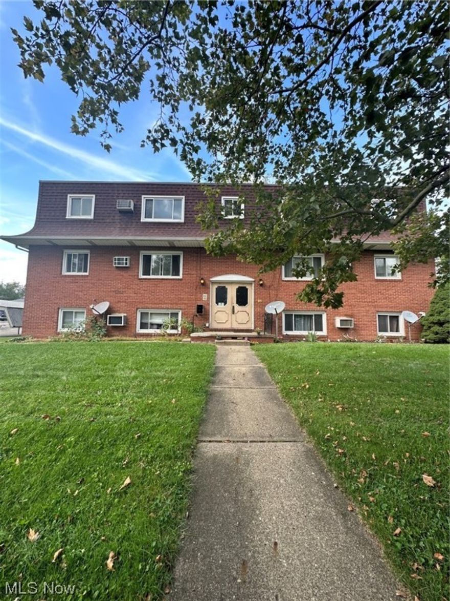 2 bed 1 bath, fresfhly remodeled and move in ready. Coin laundry in building. Ac unit in each apartment. Location minutes from stores, highway etc. $825 deposit and $825 rent. No credit check. Call to see now