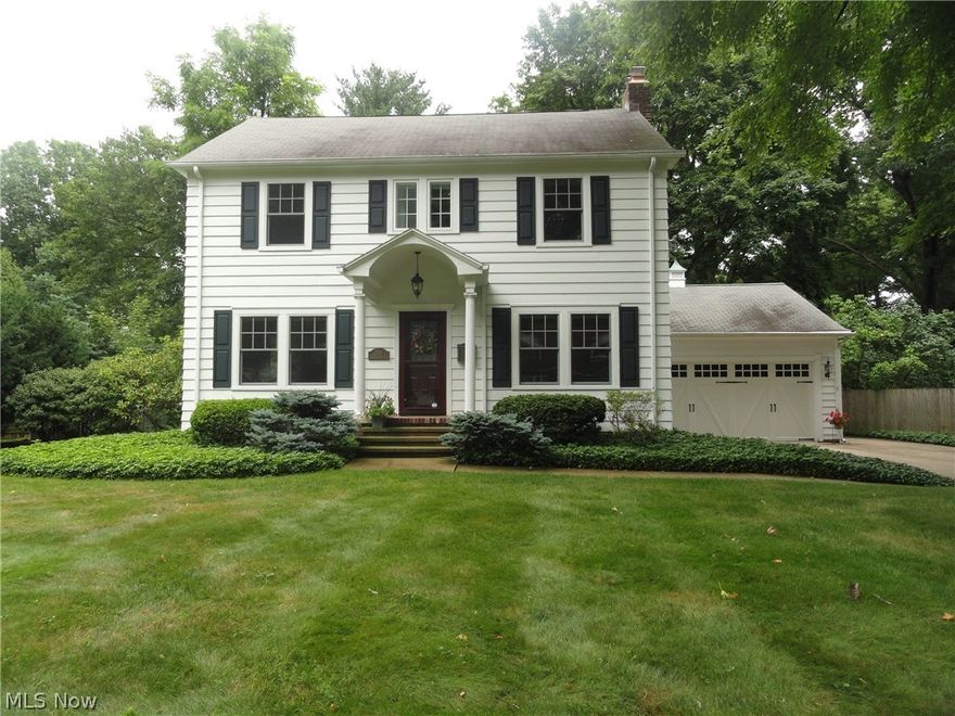 Georgeous Colonial in excellent condition. Formal living and dining room, hardwood floors throughout. Fabulous updated eat in  kitchen.
. 2 story addition includes a first floor family room and a  second floor master suite. Lake privileges