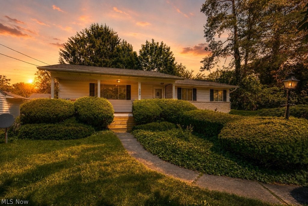 Photo of 209 Shiawassee Avenue, Akron, OH 44333 (MLS # 5216498)