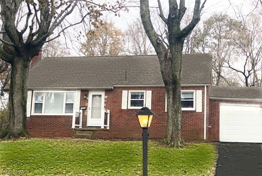 NEWLY REMODELED & MOVE-IN READY!   Great view across from Monument Park and within minutes of shopping and restaurants.  Cozy 3 bedroom, 2 bath brick bungalow home.   Updated bathrooms and kitchen, hardwood floors, water softener, newer furnace and air conditioning, partially  finished basement and attached 1 car garage with freshly sealed driveway.  Nice back yard with covered patio.  All appliances stay.   Immediate possession.  Home Warranty offered.
CALL TODAY FOR A SHOWING!