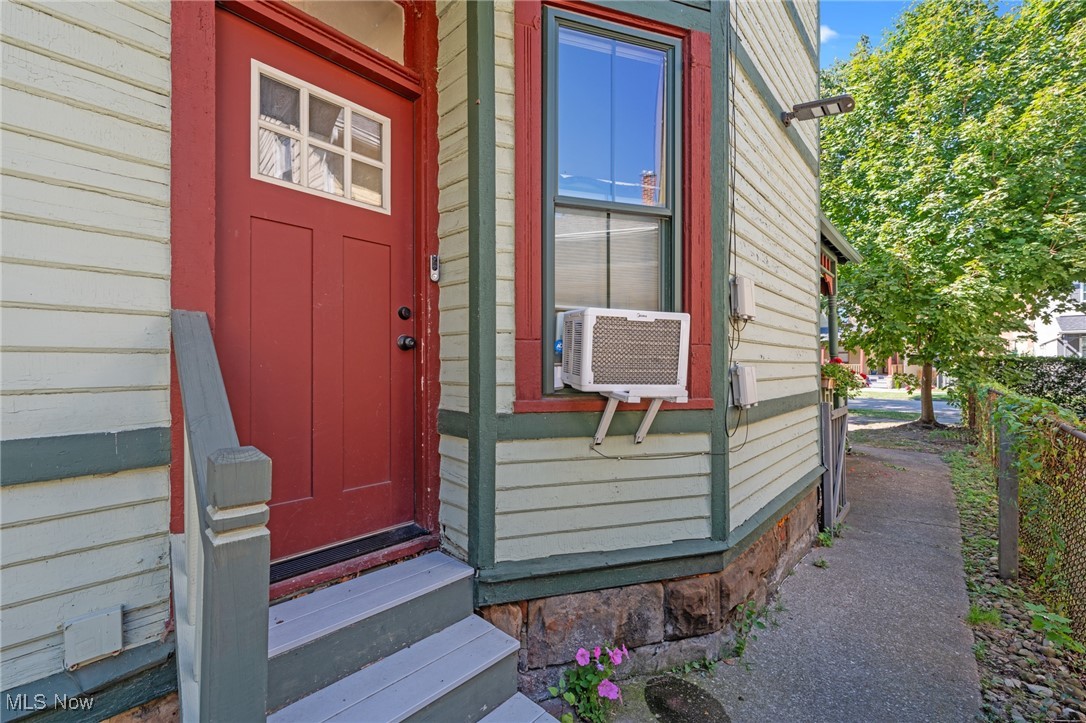 Cleveland, Ohio 44113, United States, 4 Bedrooms Bedrooms, ,4 BathroomsBathrooms,Residential,Contingent,213313