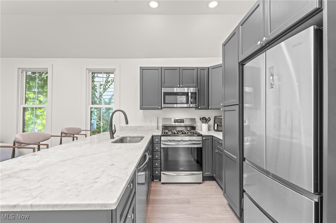 Cleveland, Ohio 44113, United States, 4 Bedrooms Bedrooms, ,4 BathroomsBathrooms,Residential,Contingent,213313