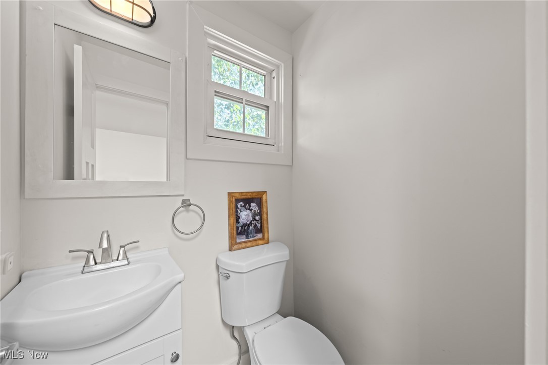 Cleveland, Ohio 44113, United States, 4 Bedrooms Bedrooms, ,4 BathroomsBathrooms,Residential,Contingent,213313