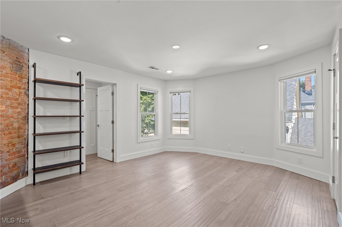 Cleveland, Ohio 44113, United States, 4 Bedrooms Bedrooms, ,4 BathroomsBathrooms,Residential,Contingent,213313