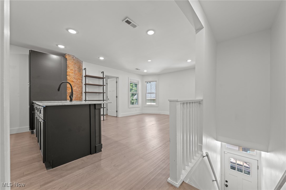 Cleveland, Ohio 44113, United States, 4 Bedrooms Bedrooms, ,4 BathroomsBathrooms,Residential,Contingent,213313