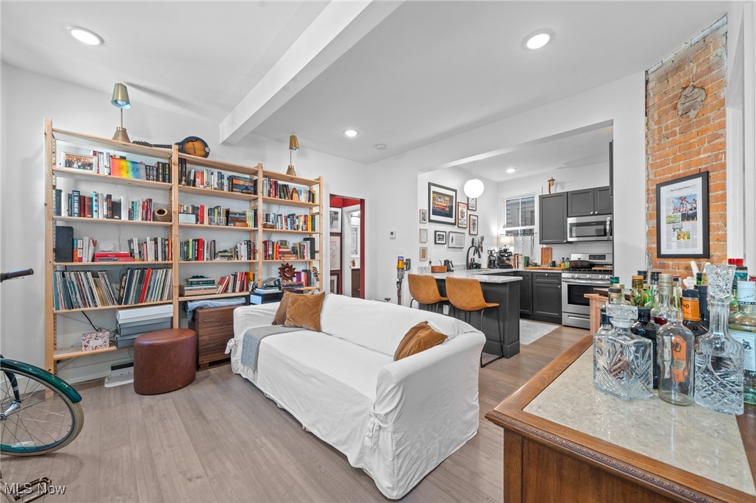 Cleveland, Ohio 44113, United States, 4 Bedrooms Bedrooms, ,4 BathroomsBathrooms,Residential,Contingent,213313