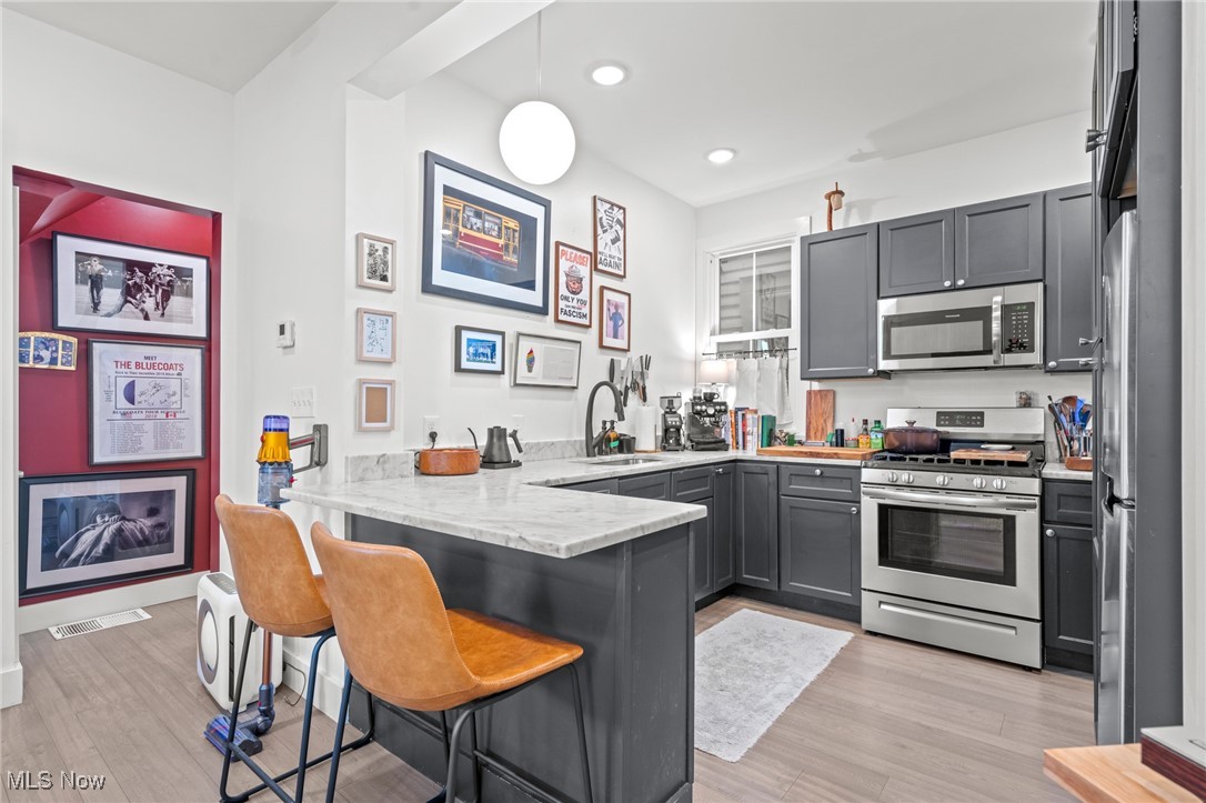 Cleveland, Ohio 44113, United States, 4 Bedrooms Bedrooms, ,4 BathroomsBathrooms,Residential,Contingent,213313