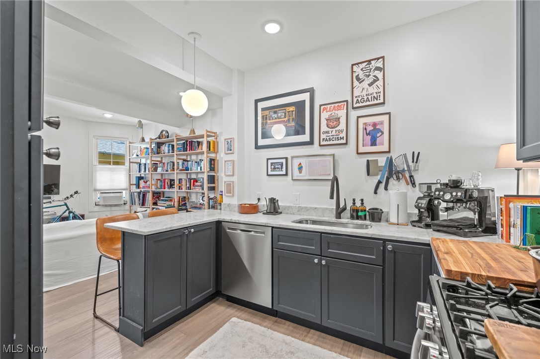 Cleveland, Ohio 44113, United States, 4 Bedrooms Bedrooms, ,4 BathroomsBathrooms,Residential,Contingent,213313