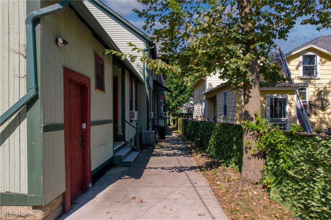 Cleveland, Ohio 44113, United States, 4 Bedrooms Bedrooms, ,4 BathroomsBathrooms,Residential,Contingent,213313