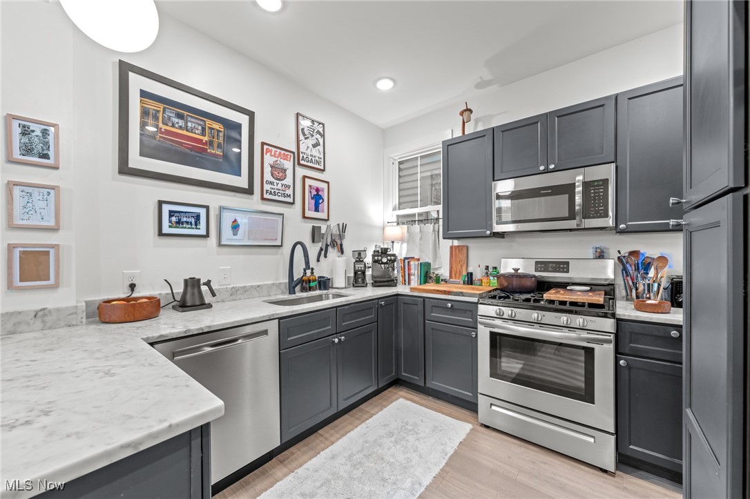 Cleveland, Ohio 44113, United States, 4 Bedrooms Bedrooms, ,4 BathroomsBathrooms,Residential,Contingent,213313