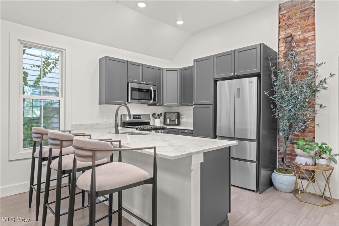 Cleveland, Ohio 44113, United States, 4 Bedrooms Bedrooms, ,4 BathroomsBathrooms,Residential,Contingent,213313