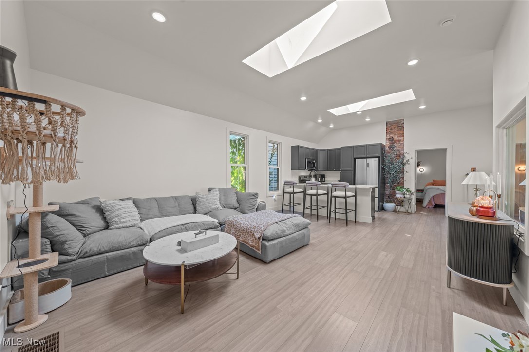 Cleveland, Ohio 44113, United States, 4 Bedrooms Bedrooms, ,4 BathroomsBathrooms,Residential,Contingent,213313