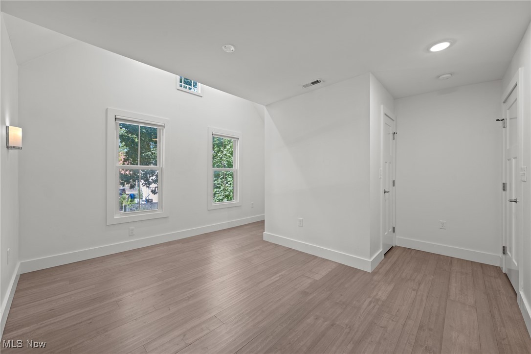 Cleveland, Ohio 44113, United States, 4 Bedrooms Bedrooms, ,4 BathroomsBathrooms,Residential,Contingent,213313