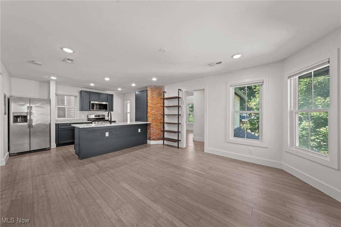 Cleveland, Ohio 44113, United States, 4 Bedrooms Bedrooms, ,4 BathroomsBathrooms,Residential,Contingent,213313