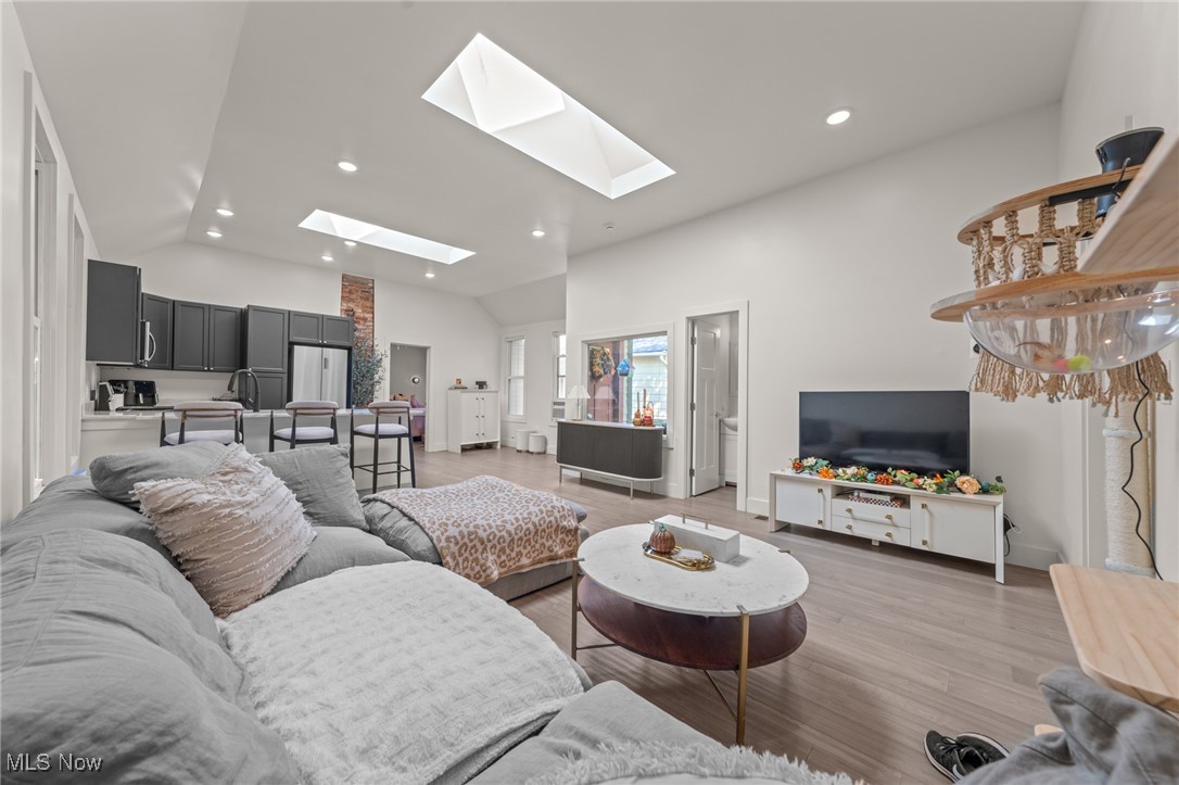 Cleveland, Ohio 44113, United States, 4 Bedrooms Bedrooms, ,4 BathroomsBathrooms,Residential,Contingent,213313