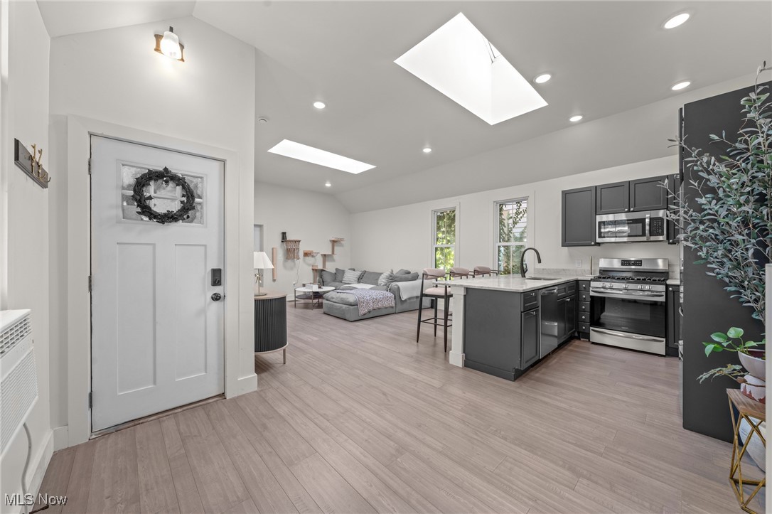 Cleveland, Ohio 44113, United States, 4 Bedrooms Bedrooms, ,4 BathroomsBathrooms,Residential,Contingent,213313