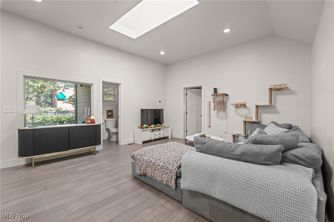 Cleveland, Ohio 44113, United States, 4 Bedrooms Bedrooms, ,4 BathroomsBathrooms,Residential,Contingent,213313