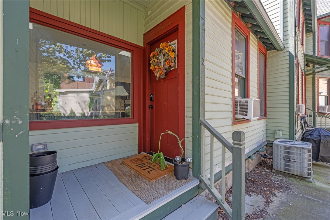 Cleveland, Ohio 44113, United States, 4 Bedrooms Bedrooms, ,4 BathroomsBathrooms,Residential,Contingent,213313