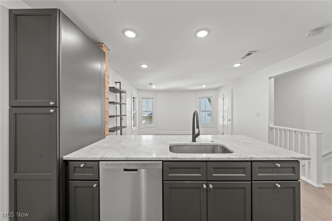 Cleveland, Ohio 44113, United States, 4 Bedrooms Bedrooms, ,4 BathroomsBathrooms,Residential,Contingent,213313