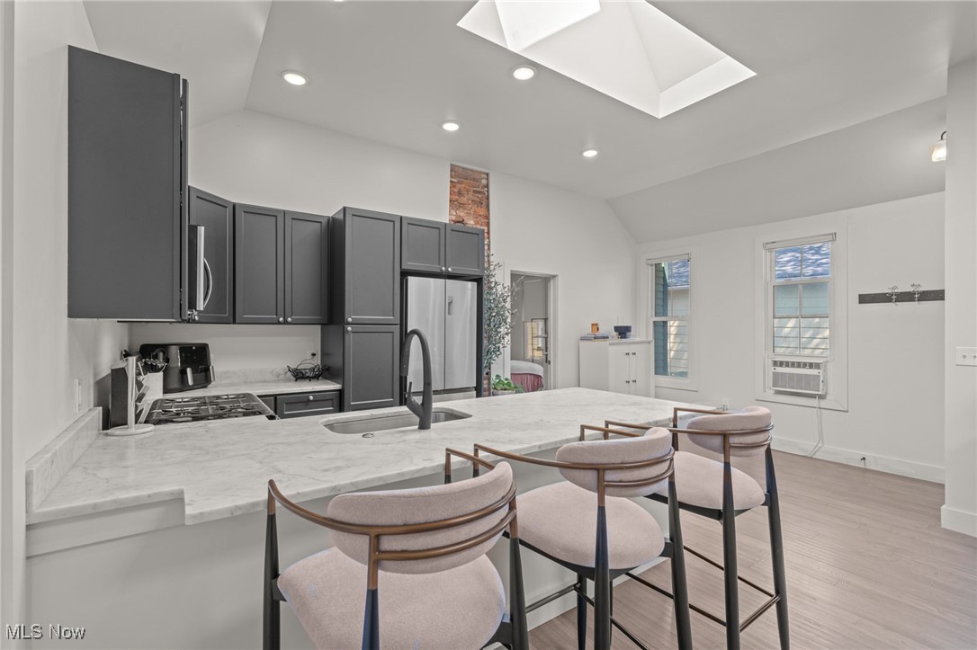 Cleveland, Ohio 44113, United States, 4 Bedrooms Bedrooms, ,4 BathroomsBathrooms,Residential,Contingent,213313