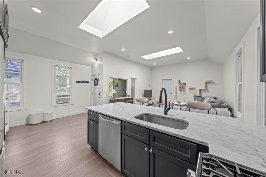 Cleveland, Ohio 44113, United States, 4 Bedrooms Bedrooms, ,4 BathroomsBathrooms,Residential,Contingent,213313