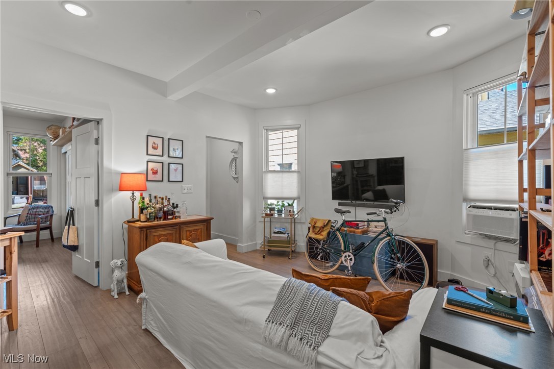 Cleveland, Ohio 44113, United States, 4 Bedrooms Bedrooms, ,4 BathroomsBathrooms,Residential,Contingent,213313