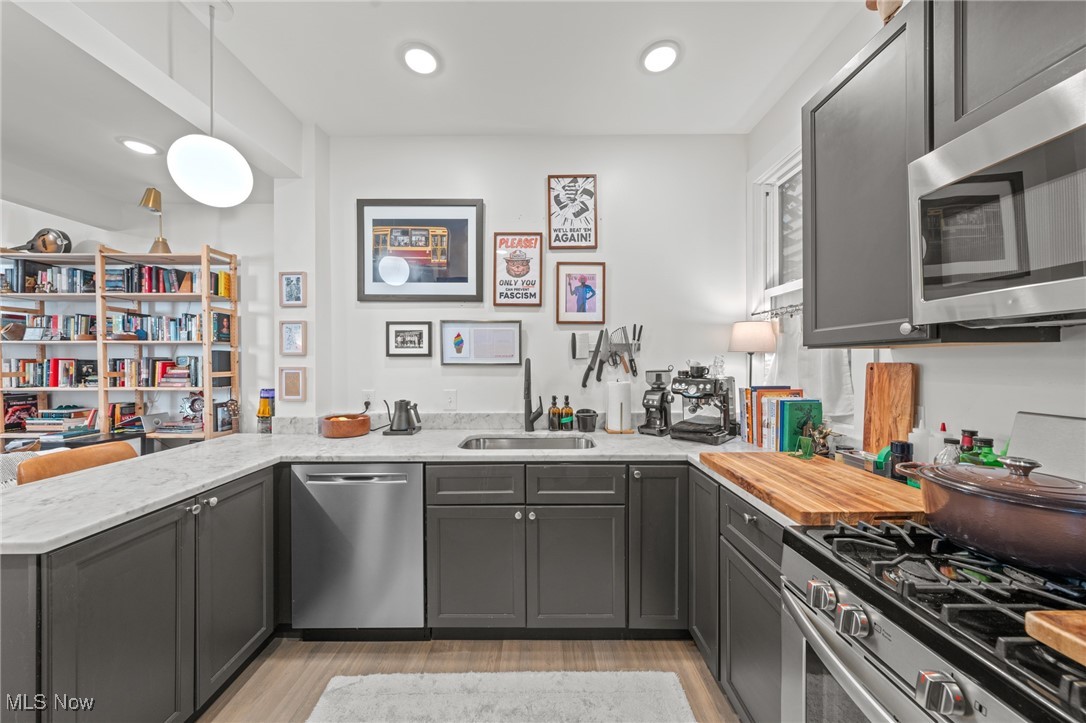 Cleveland, Ohio 44113, United States, 4 Bedrooms Bedrooms, ,4 BathroomsBathrooms,Residential,Contingent,213313