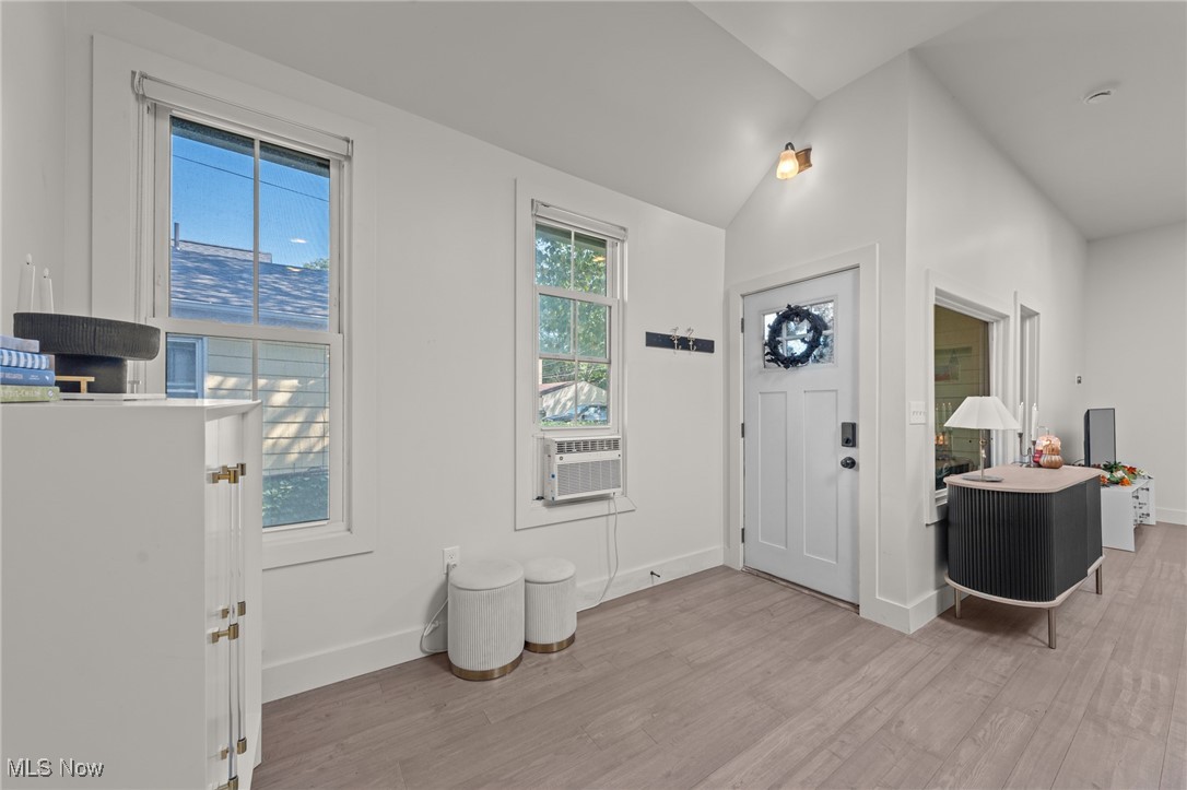 Cleveland, Ohio 44113, United States, 4 Bedrooms Bedrooms, ,4 BathroomsBathrooms,Residential,Contingent,213313