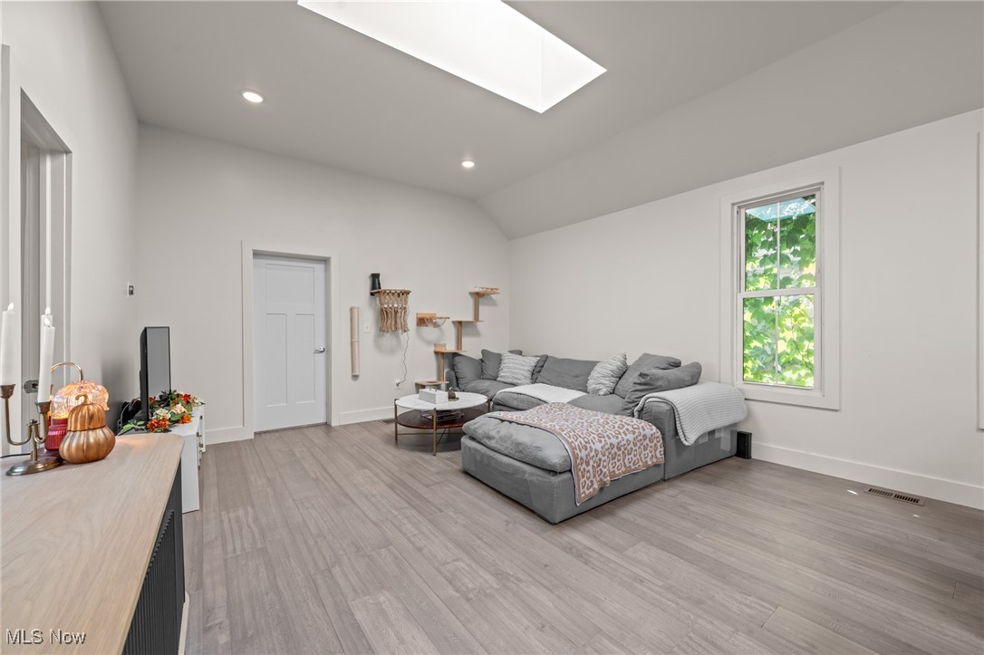 Cleveland, Ohio 44113, United States, 4 Bedrooms Bedrooms, ,4 BathroomsBathrooms,Residential,Contingent,213313