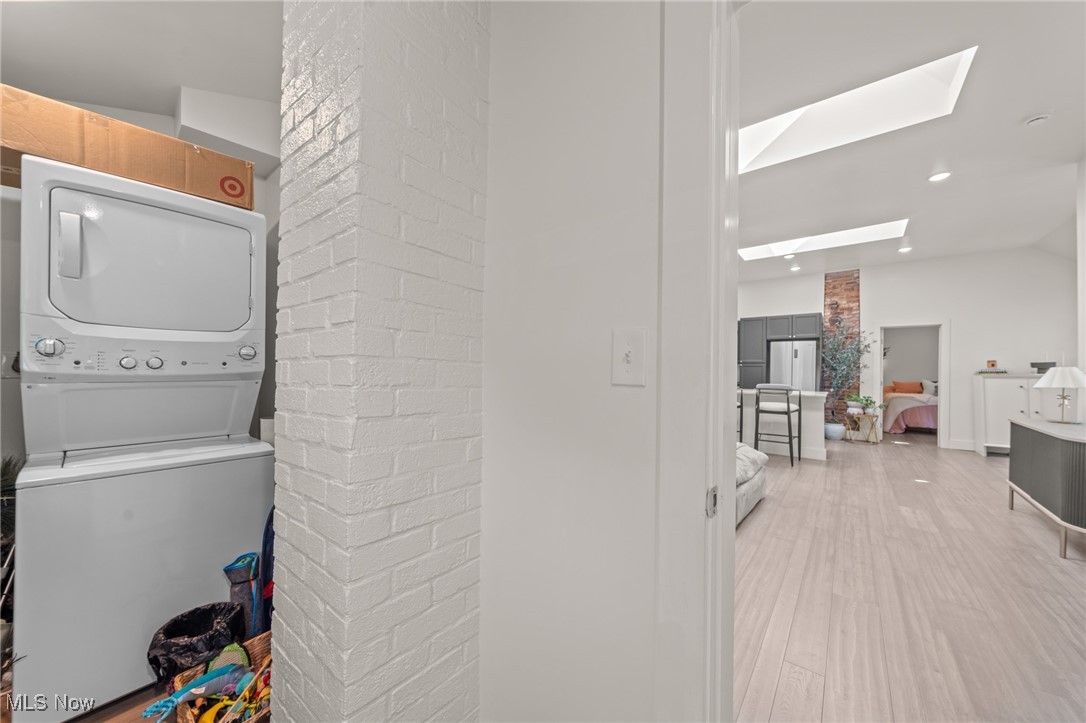 Cleveland, Ohio 44113, United States, 4 Bedrooms Bedrooms, ,4 BathroomsBathrooms,Residential,Contingent,213313