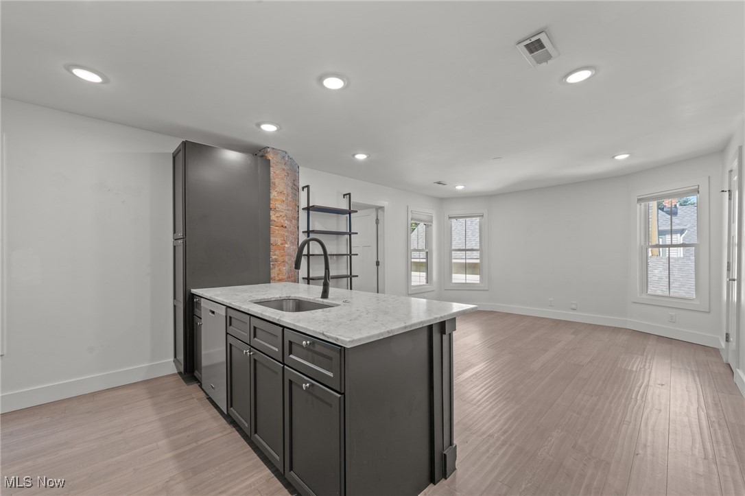 Cleveland, Ohio 44113, United States, 4 Bedrooms Bedrooms, ,4 BathroomsBathrooms,Residential,Contingent,213313